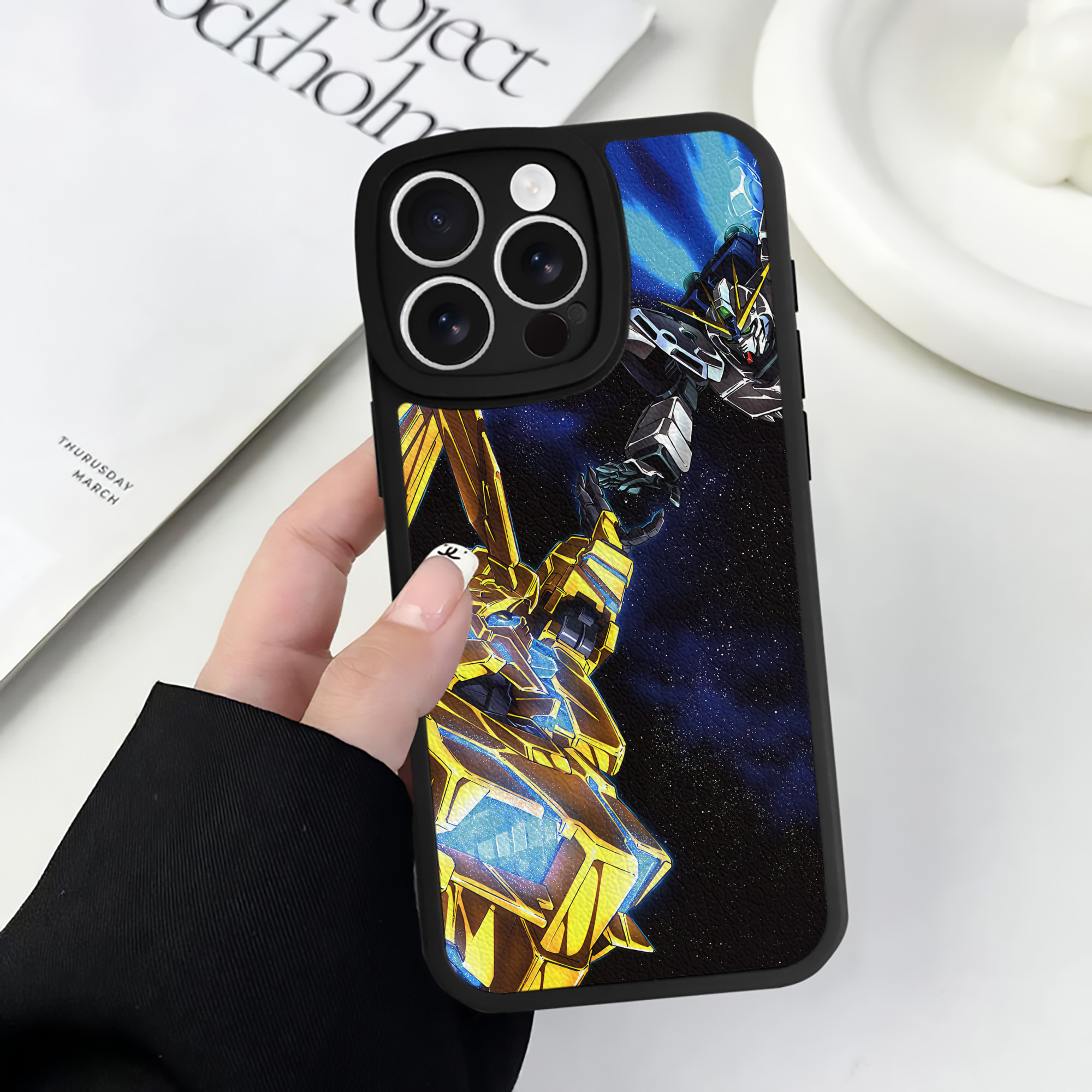 （画像用） 機動戦士ガンダム Mobile Suit Gundam 【iPhone 16シリーズ対応】シリコンスマホケース（レザー調） 材質：シリコン